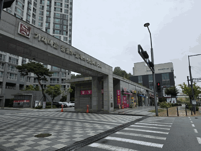 남측 주 출입구 전경