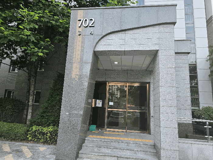 1층 공동 출입문