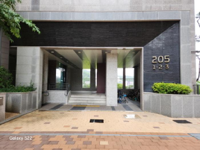 이건 부동산 세대공동출입구