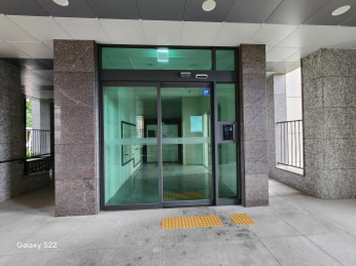 이건 부동산 세대공동출입문