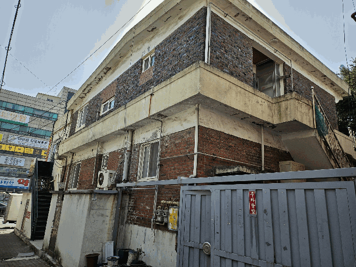 본건(주거용건물 출입구)