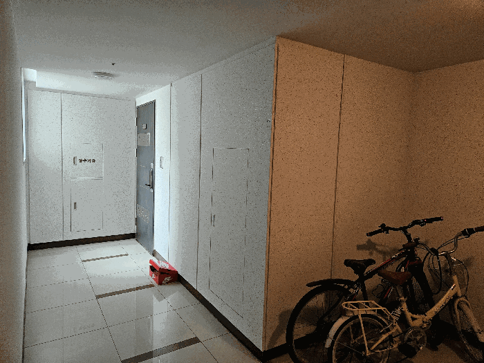 본건 8층 복도전경