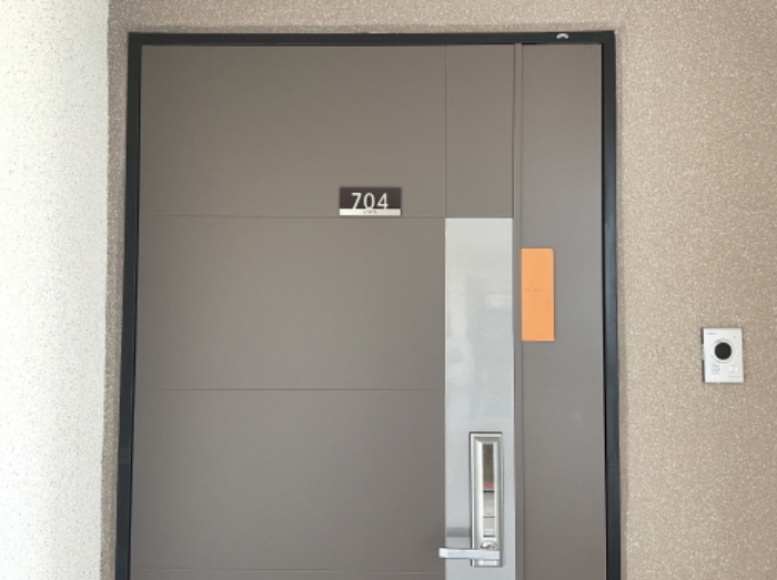 704호 출입문