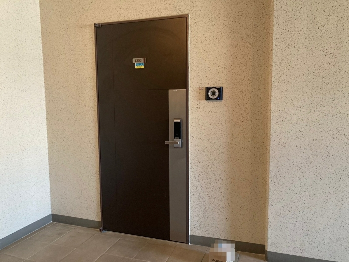 본건 출입문 전경