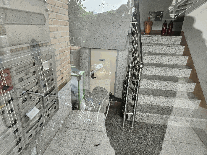 지하실 전경(현관문 303표시)