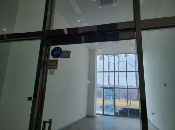 1층112호 출입문