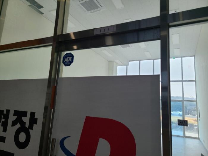 1층114호 출입문