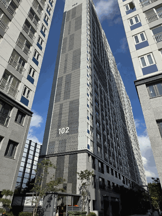 본건 소재 102동 전경(남서측에서 촬영)