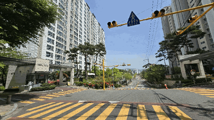 주위환경 (아파트단지 남측출입구 남서측에서 촬영)