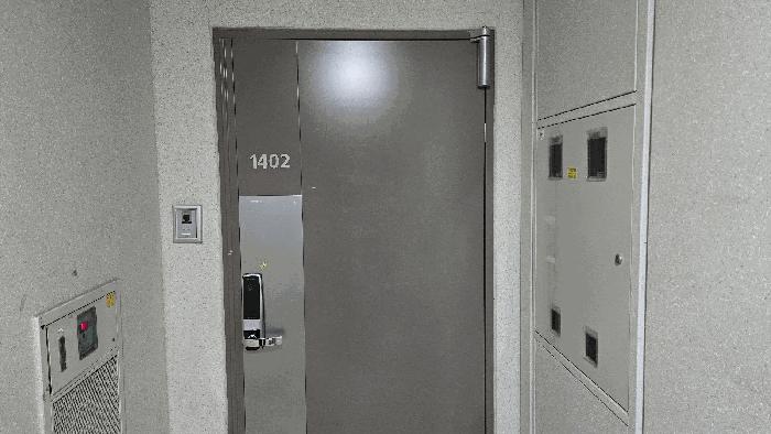 본건 1402호 현관문