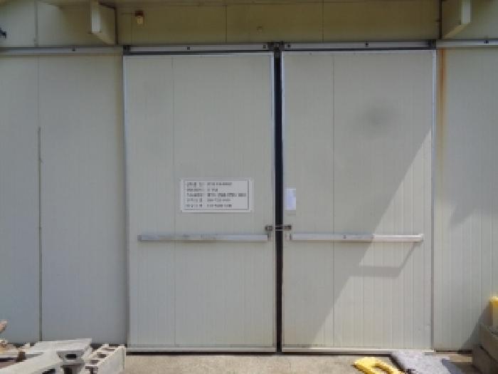 소재지 7.(명월리 1303) 제시 건물 출입문에 안내문 부착 사진