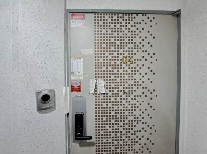 본건 104호 현관문