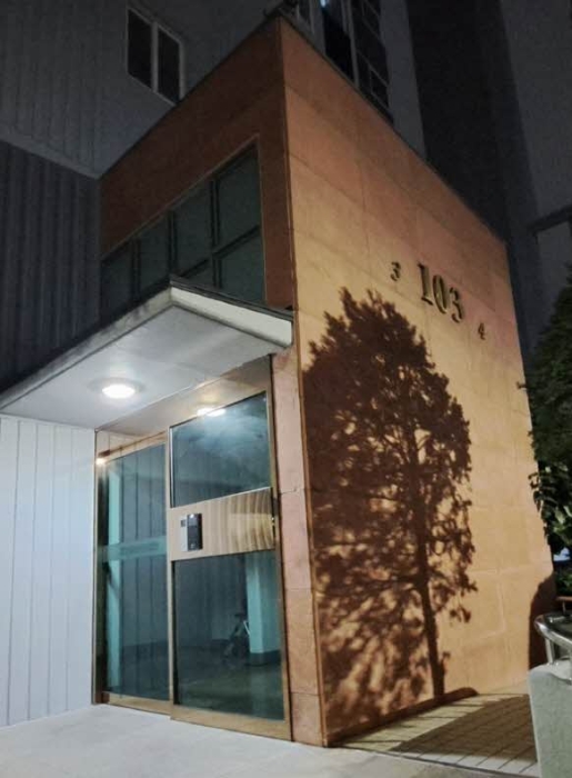 본건 103동 공동출입구