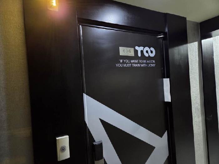 본건 5층 606호 출입문