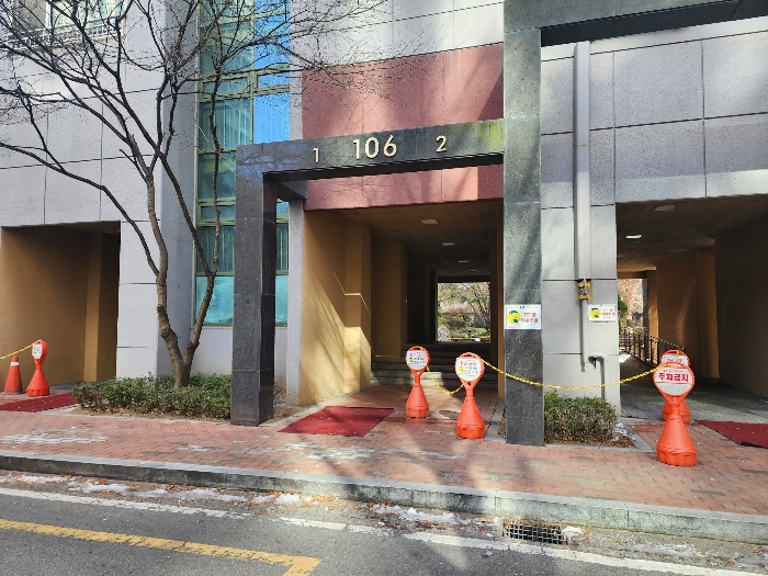 대상물건이 속한 건물 출입구 전경