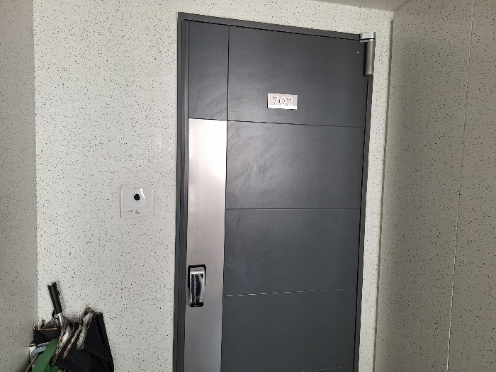 [본건 702호 출입문]