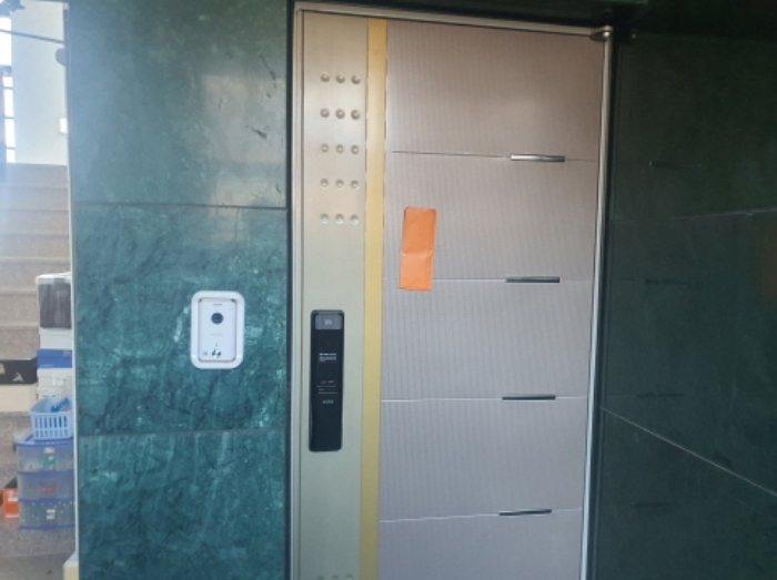 현장사진(건물 4층 출입문)