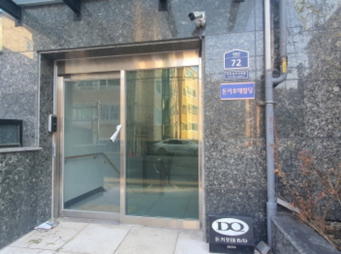 현장사진(건물 출입문)