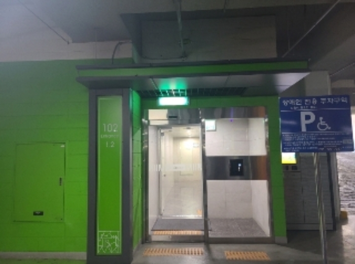 102동 공동출입구