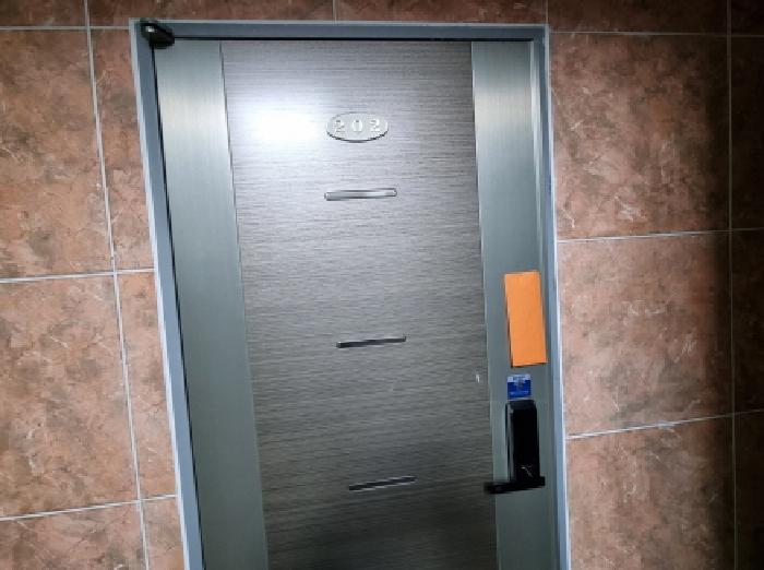 202호 출입문
