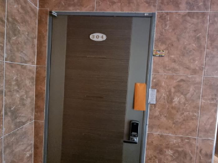 304호 출입문