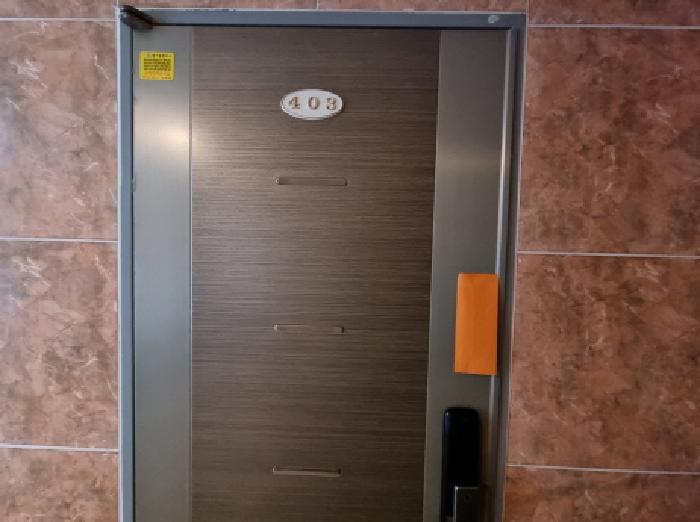 403호 출입문