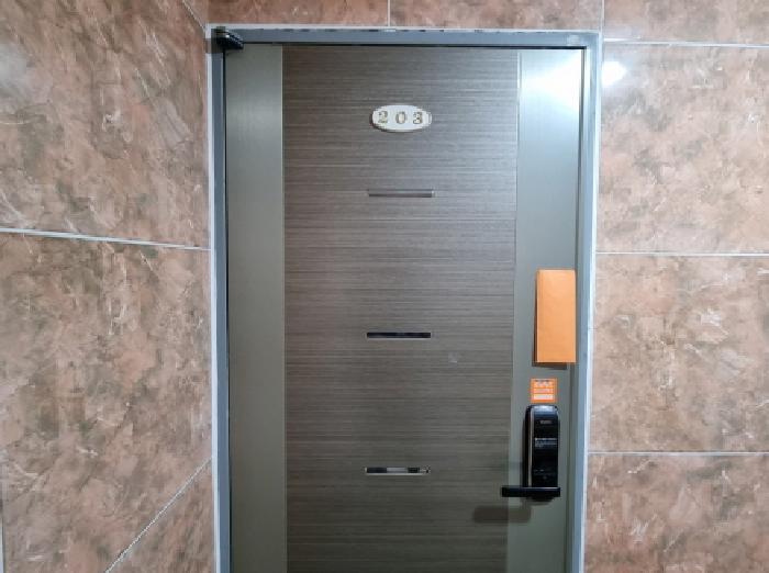 203호 출입문