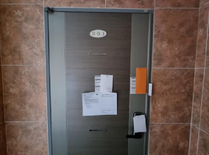 301호 출입문