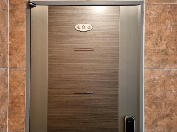 404호 출입문