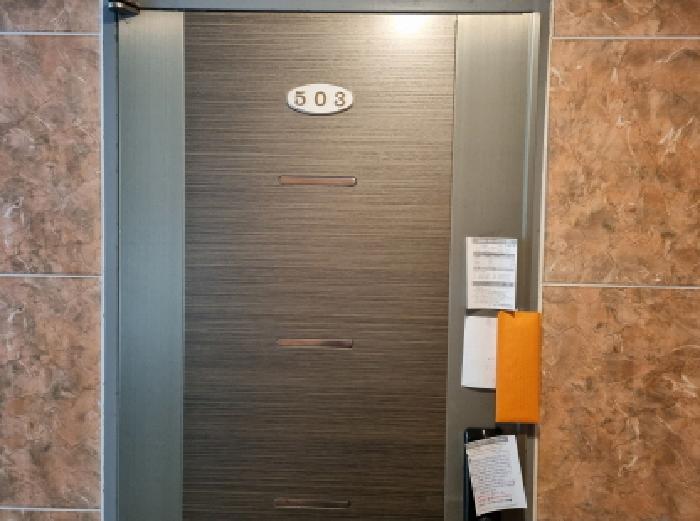 503호 출입문