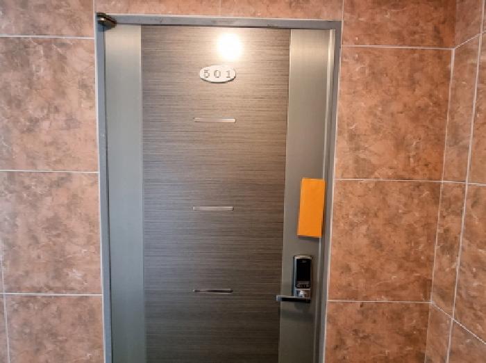 501호 출입문