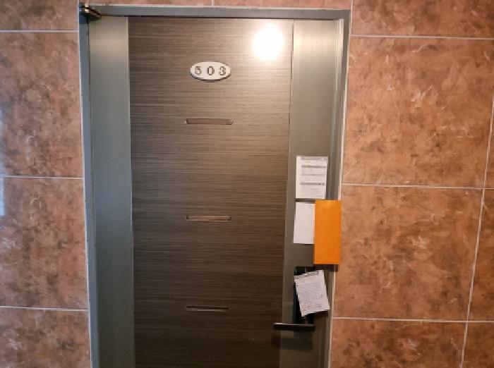 503호 출입문