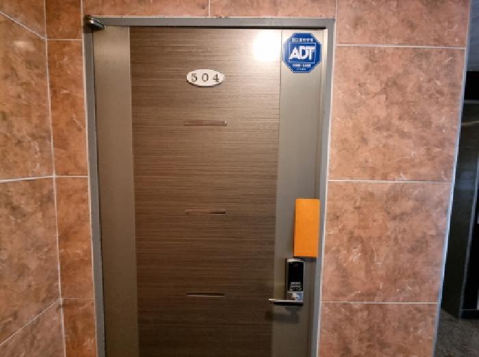 504호 출입문