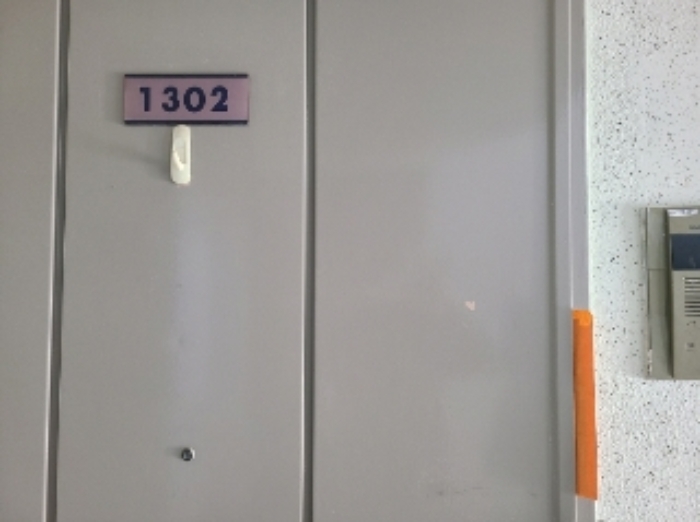 1302호 출입문