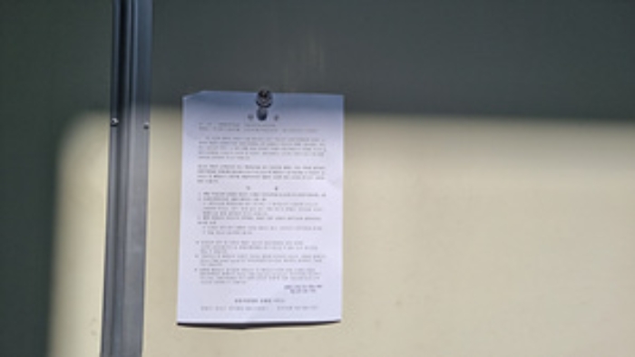 본건 건물 출입문 안내문 게시