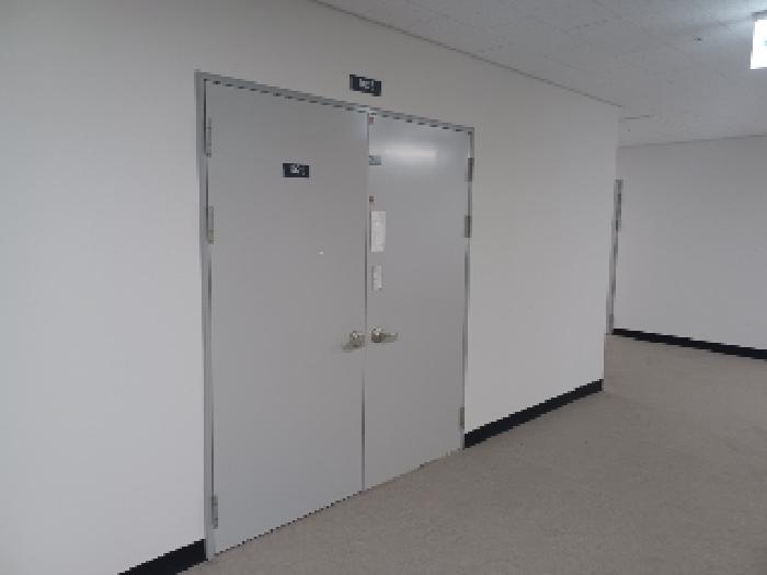 본건 지식산업센터 A동 1025호공장 출입문 앞쪽 복도 현황사진