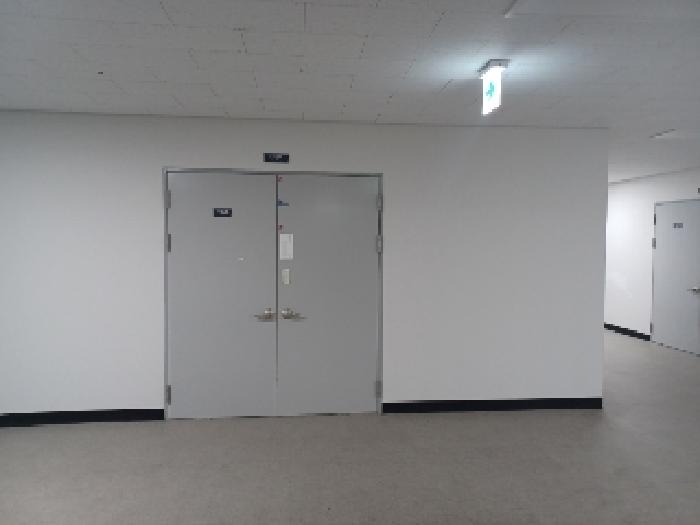 본건 지식산업센터 A동 1025호공장 출입문 앞쪽 복도 현황사진