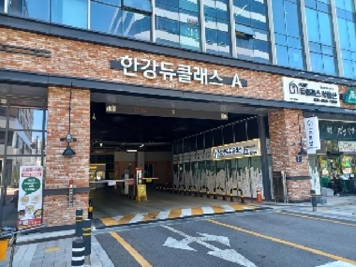 본건 지식산업센터 A동 1층에 위치한 주차장입구 현황사진