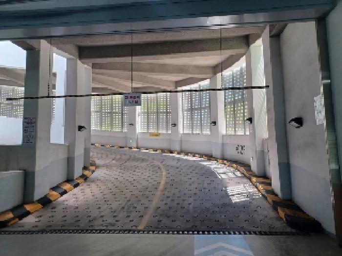 본건 지식산업센터 A동 1층에서 2층으로 올라가는 자동차전용도로 현황사진