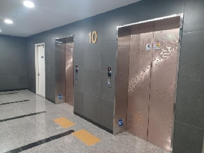 본건 지식산업센터 A동 10층 엘리베이터 앞쪽 현황사진