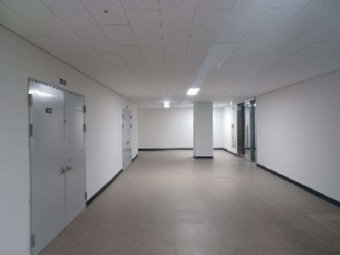 본건 지식산업센터 A동 1025호공장이 위치한 10층복도 현황사진