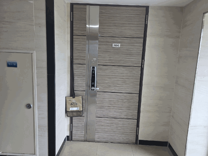 본건(404호) 현관문