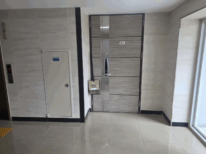 본건(404호) 현관문