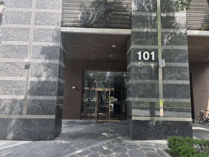 101동 1층 출입문
