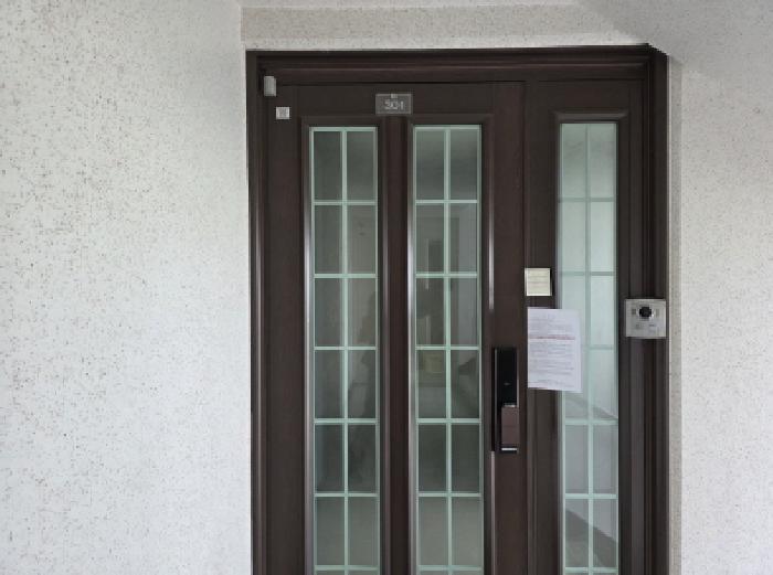 현관문에 안내문 부착함.