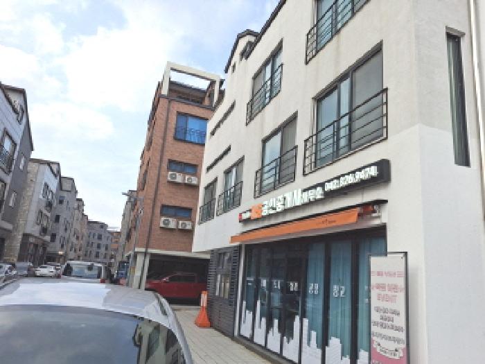 건물 좌측 모습