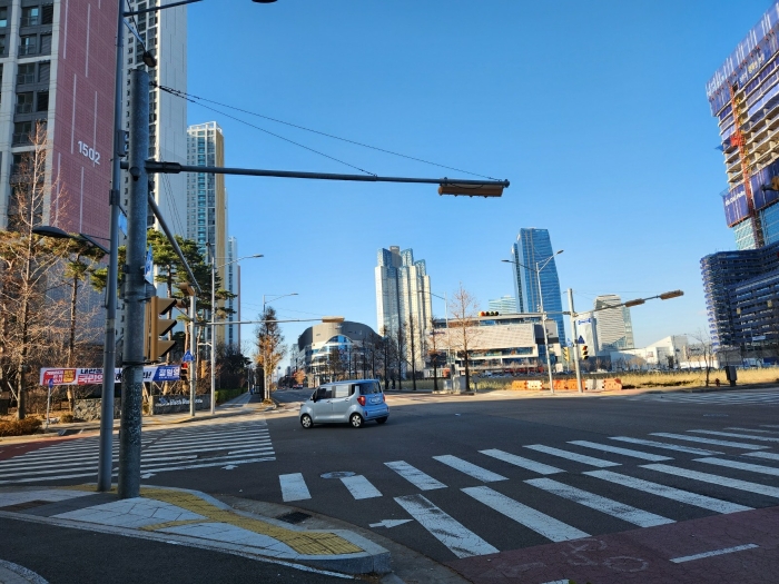 남동측 도로변 전경