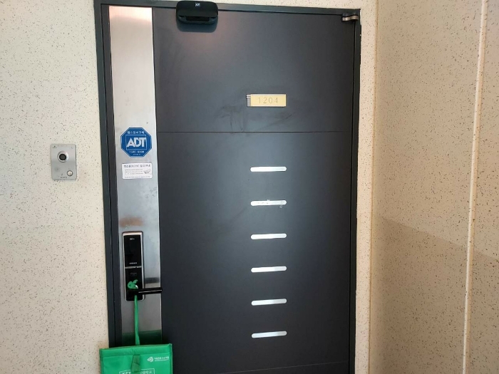 본건 12층 1204호 현관문