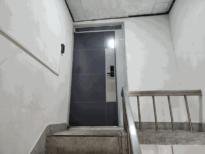 3층 현관문