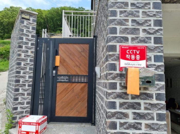 출입문 및 우편함.